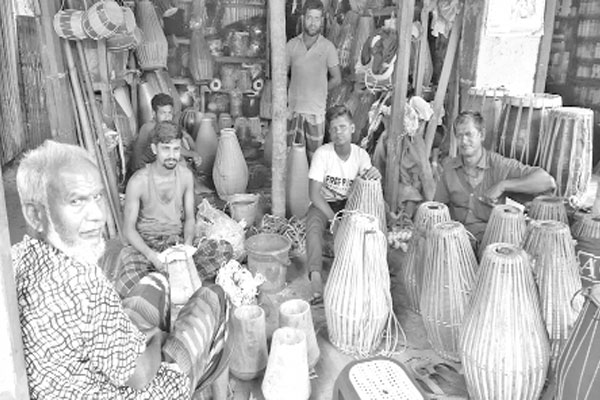 ব্যস্ত ঢাকঢোলের কারিগররা