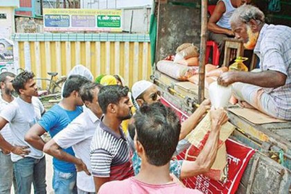 আজ থেকে ট্রাকে পণ্য বিক্রি করবে টিসিবি

