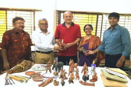 শিল্পাচার্য জয়নুল আবেদিনের ব্যবহৃত জিনিসপত্র হস্তান্তর