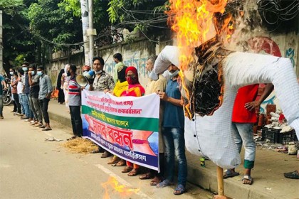 ডেঙ্গু মশার প্রকোপ থেকে বাঁচতে ধানমন্ডিতে মানববন্ধন