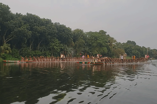 পাবনায় ঐতিহ্যবাহী নৌকা বাইচ দেখতে মানুষের ঢল