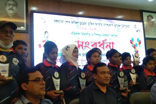 বরগুনায় বালিকা বিভাগীয় চ্যাম্পিয়ন দলকে সংবর্ধনা