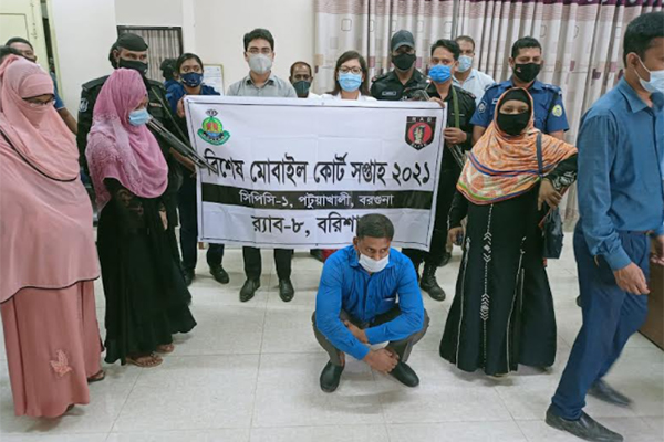 পটুয়াখালীতে ৮ দালালকে আটক করে দ্ণ্ড