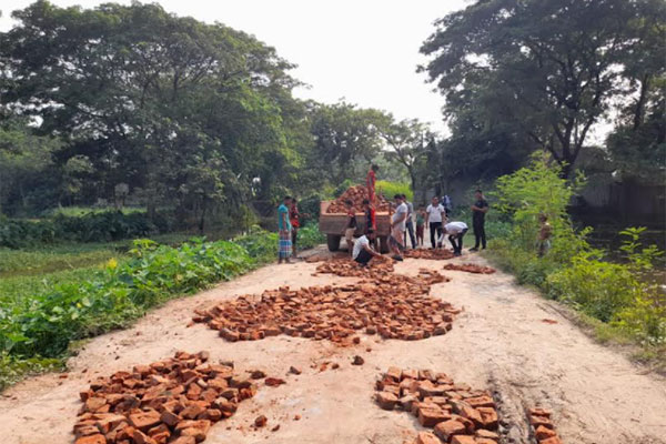 বেহাল সড়ক সংস্কার করলো ছাত্রলীগের নেতা-কর্মীরা