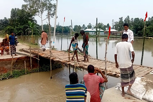 বগুড়ায় পানির তোড়ে ধসে গেল সড়ক 