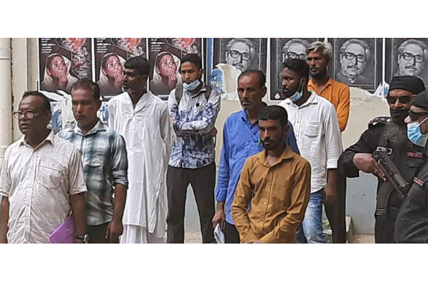 মিটফোর্ড হাসপাতালে দালালি করার সময় আটক ১৪

