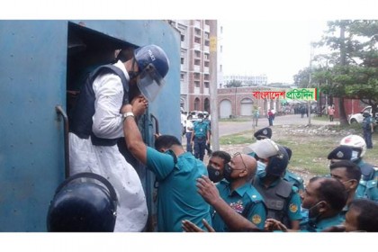 খুলনায় মামুনুল হকের বিরুদ্ধে বিস্ফোরক
মামলায় চার্জ গঠন ১০ অক্টোবর