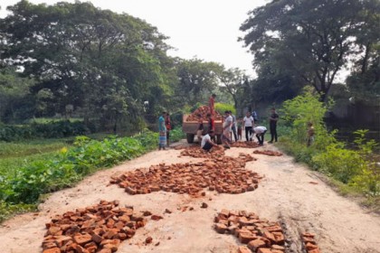 বেহাল সড়ক সংস্কার করলো ছাত্রলীগের নেতা-কর্মীরা