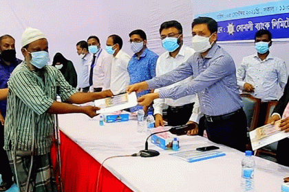 চট্টগ্রামে ৫৫০ অসহায়ের হাতে দুই হাজার টাকা করে প্রদান