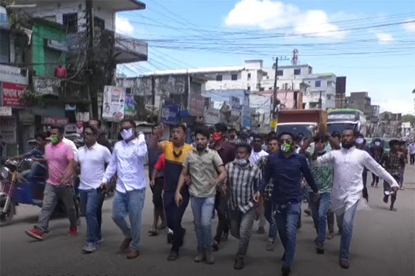  ১৪৪ ধারা ভঙ্গ করে এমপি একরামের সমর্থনে মিছিল, পুলিশের লাঠিচার্জ