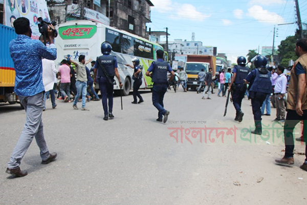 ১৪৪ ধারা ভঙ্গ করে এমপি একরামের সমর্থনে মিছিলে লাঠিচার্জ, আটক ১১ 