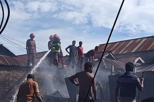 কিশোরগঞ্জে আগুনে পুড়ে গেছে ছয় দোকান