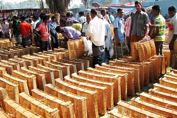 নওগাঁয় চাঁই বিক্রির ধুম