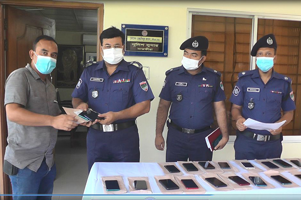 সাতক্ষীরায় চুরি যাওয়া ৩৭ মোবাইল ফোন উদ্ধার করল পুলিশ