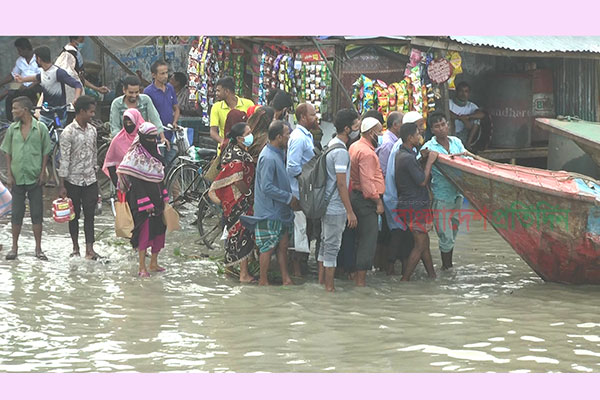 বরিশালে ৫ নদীর পানি বিপদসীমার উপরে, তলিয়ে গেছে লোকালয়