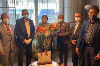 ভিয়েনায় স্পিকার শিরীন শারমিনকে ফুলেল শুভেচ্ছা