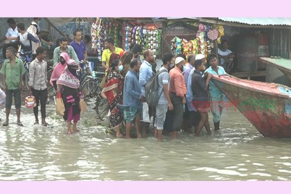 বরিশালে ৫ নদীর পানি বিপদসীমার উপরে, তলিয়ে গেছে লোকালয়