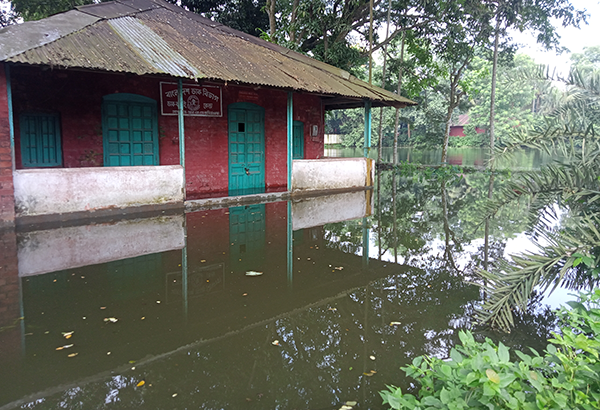 লাকসাম জিআরপি কলোনিতে জলাবদ্ধতায় দুর্ভোগ