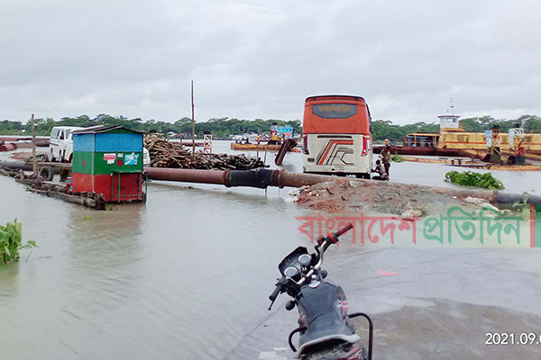 গলাচিপায় ফেরির গ্যাংওয়ে তলিয়ে যাওয়ায় সড়ক যোগাযোগ বিচ্ছিন্ন