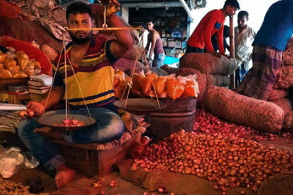 দিনাজপুরে পিঁয়াজের আমদানি বাড়ায় কমছে দাম