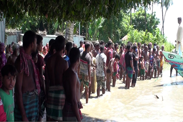 মানিকগঞ্জে নদী ভাঙ্গন অব্যাহত, আতঙ্কে নদী পাড়ের মানুষ