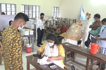 বরিশালে গণটিকার দ্বিতীয় ডোজ শুরু