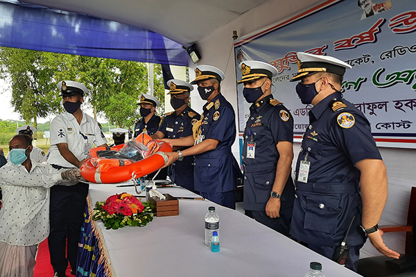 ভোলায় জেলেদের মাঝে কোস্টগার্ডের নিরাপত্তা উপকরণ বিতরণ