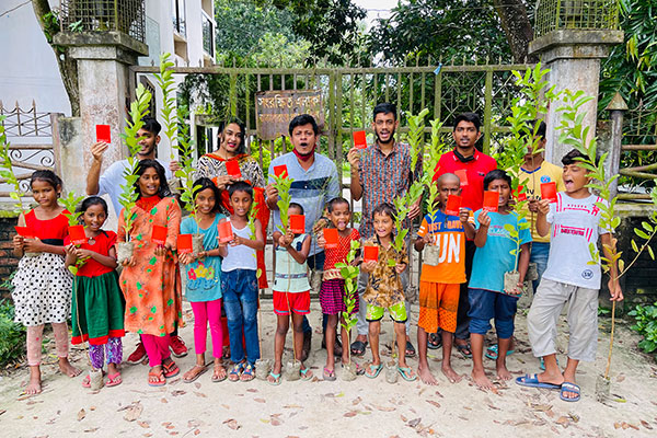 নাটোরে গাছের চারা হাতে নিয়ে দুর্নীতিবিরোধী শপথ