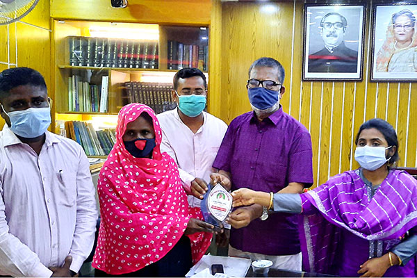 বগুড়ায় ভাতা কার্ড ফিরিয়ে দেওয়া 
বিধবাকে সম্মাননা প্রদান 