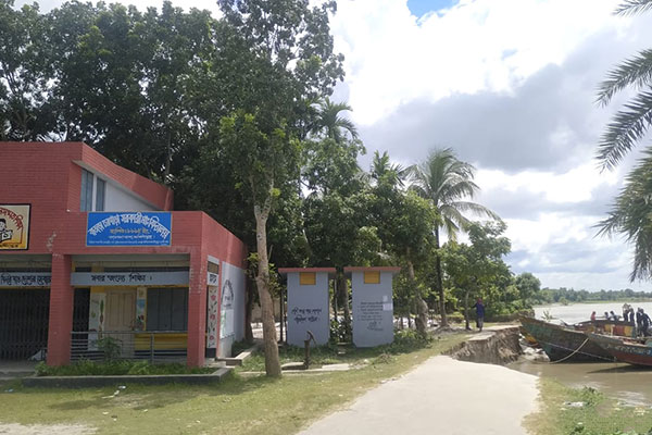 নদী ভাঙনের মুখে ৩ সরকারি প্রাথমিক বিদ্যালয়