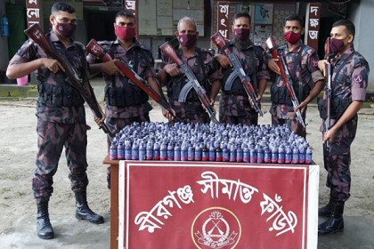 রাজশাহীতে বিজিবি’র অভিযানে ১৪৮৫ বোতল ফেনসিডিল জব্দ