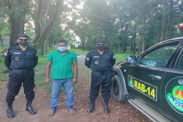 বাজিতপুরে ১২ বোতল বিদেশি মদসহ যুবক গ্রেফতার

