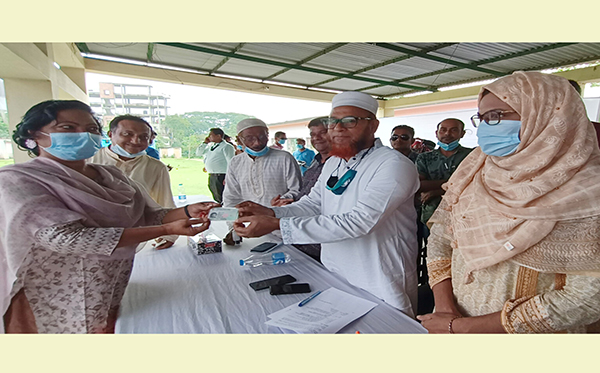 ভালুকায় স্মার্ট পরিচয়পত্র বিতরণ উদ্বোধন