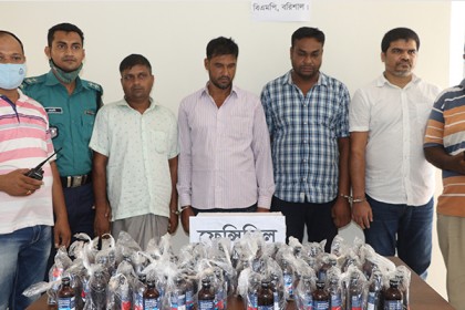 প্রাইভেটকারের তেলের ট্যাংকিতে ফেনসিডিল, আটক ৪