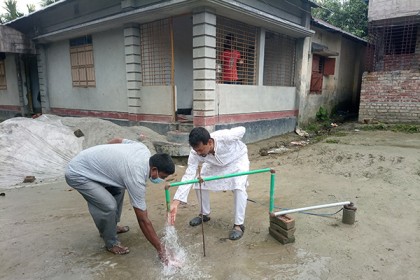 রংপুরে নলকূপ দিয়ে বের হচ্ছে গরম পানি