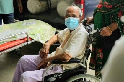 চিকিৎসা শেষে বাড়ি ফিরলেন হাসান আজিজুল হক