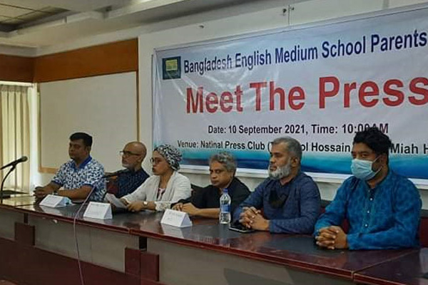 ‘অভিভাবকদের সঙ্গে কথা বলেন না ইংলিশ মিডিয়াম স্কুলপ্রধানরা’
