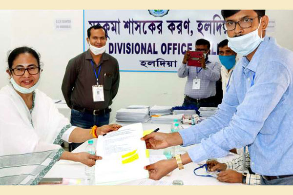 ভবানীপুর কেন্দ্রে মনোনয়ন পেশ মমতার, বিজেপির প্রার্থী প্রিয়াঙ্কা 