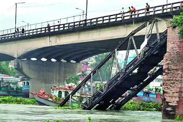 দুই বাল্কহেডের ধাক্কায় ভেঙে পড়ল বেইলি ব্রিজ