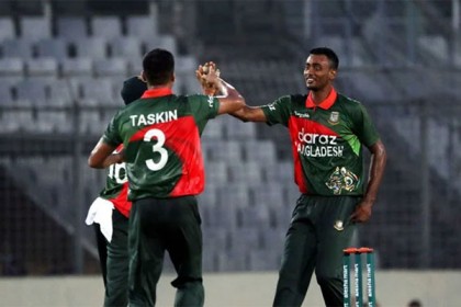 ২৫ রানের ব্যবধানে ৪ উইকেট হারাল নিউজিল্যান্ড