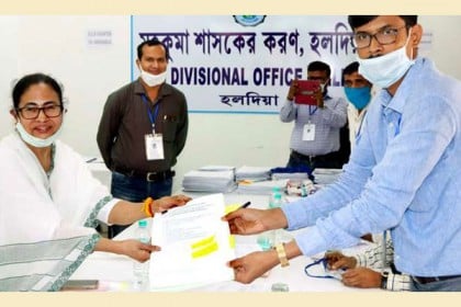 ভবানীপুর কেন্দ্রে মনোনয়ন পেশ মমতার, বিজেপির প্রার্থী প্রিয়াঙ্কা 