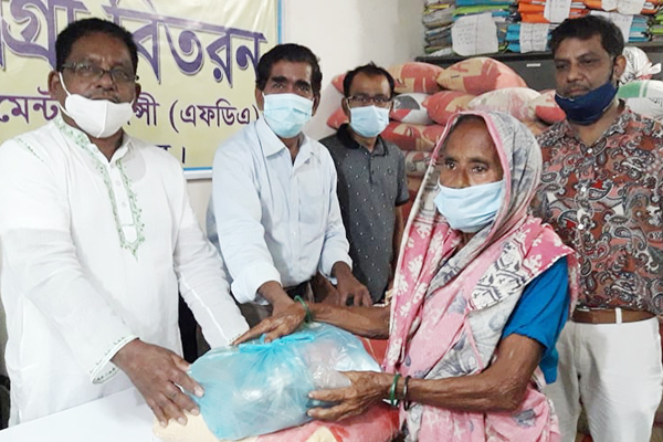 ফরিদপুরে চরাঞ্চলের দরিদ্রদের মাঝে খাদ্য সামগ্রী বিতরণ