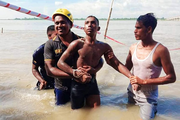 তিস্তায় ৪৬ কিলোমিটার সাঁতার প্রতিযোগিতায় প্রথম ১৪ বছরের রাব্বি