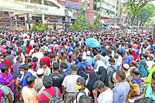 বিডিএস ভর্তি পরীক্ষার জন্য অপেক্ষমাণ শিক্ষার্থী ও অভিভাবকরা