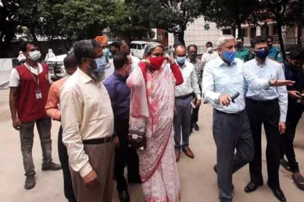 শ্রেণিকক্ষে ময়লা পাওয়ায় আজিমপুর স্কুল ও কলেজের অধ্যক্ষ সাময়িক বরখাস্ত
