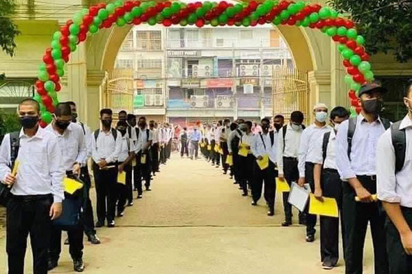 ঢাকা কলেজে ফুল দিয়ে বরণ করে নেওয়া হলো শিক্ষার্থীদের