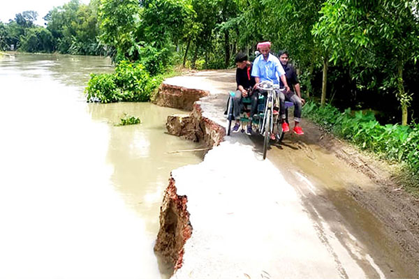 রাস্তা ভেঙে নদী গর্ভে, চলাচলে বিঘ্ন