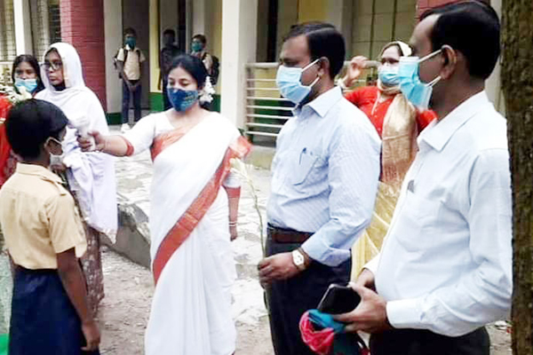 ঝিনাইদহে শ্রেণি কক্ষে শিক্ষার্থীদের ফুল দিয়ে বরণ