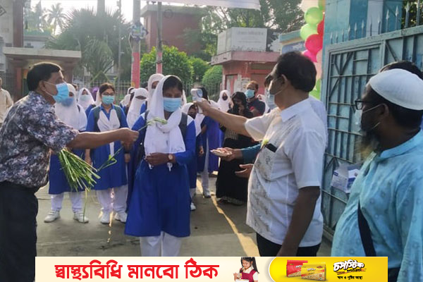 মেহেরপুরে ফুল দিয়ে শিক্ষার্থীদের বরণ 