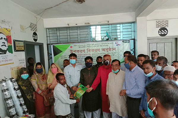 বগুড়ায় প্রান্তিক কৃষকদের মাঝে কৃষি উপকরণ বিতরণ